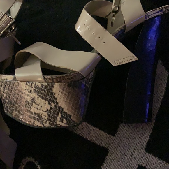 JS BY JESSICA SIMPSON SIZE 8.5 PLATFORM HERL HIGH WITH PATENT STAPS SNAKE EMBOSS - Picture 9 of 16